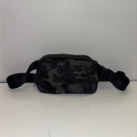 Lululemon Everywhere Belt Bag *1L
Heritage Camo Jacquard Max Black Graphite Grey - Picture 3 of 11